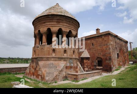 Die Bayindir-Moschee und Kuppel in Ahlat, Türkei, wurde während der Seldschukzeit erbaut. Stockfoto