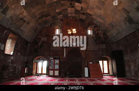 Die Bayindir-Moschee und Kuppel in Ahlat, Türkei, wurde während der Seldschukzeit erbaut. Stockfoto