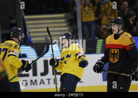 Stockholm 20231228GOTHENBURG, SCHWEDEN 20231228 der schwedische Mattias Hävelid erzielt 0-2 Punkte und feiert mit dem schwedischen Oskar Pettersson während der IIHF World Stockfoto