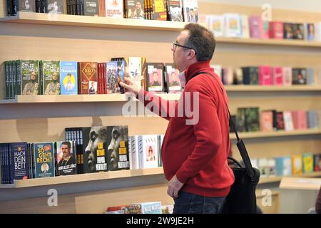 Frankfurter Buchmesse 2022. Besucher der Frankfurter Buchmesse am 19.10.2023. 20231019MWI106157 *** Frankfurter Buchmesse 2022 Besucher der Frankfurter Buchmesse am 19 10 2023 20231019MWI106157 Stockfoto