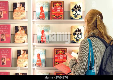 Frankfurter Buchmesse 2022. Besucher der Frankfurter Buchmesse am 19.10.2023. 20231019MWI106294 *** Frankfurter Buchmesse 2022 Besucher der Frankfurter Buchmesse am 19 10 2023 20231019MWI106294 Stockfoto