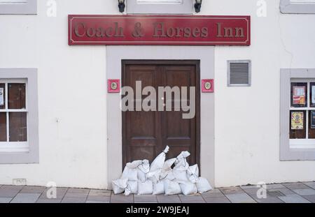 Weite Sicht auf Sandsäcke, die vor der Haustür des Coach and Horses Inn, Whitesands, Dumfries, Schottland, in Vorbereitung auf die Überschwemmung gestapelt sind. Stockfoto