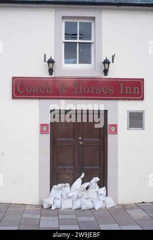 Sandsäcke stapelten sich vor der Haustür des Coach and Horses Inn, Whitesands, Dumfries, Schottland, um sich auf die Überschwemmungen des Flusses Nith vorzubereiten. Stockfoto