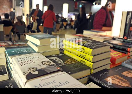 Frankfurter Buchmesse 2022. Besucher der Frankfurter Buchmesse am 19.10.2023. 20231019MWI106303 *** Frankfurter Buchmesse 2022 Besucher der Frankfurter Buchmesse am 19 10 2023 20231019MWI106303 Stockfoto