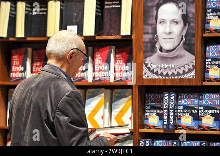 Frankfurter Buchmesse 2022. Besucher der Frankfurter Buchmesse am 19.10.2023. 20231019MWI106344 *** Frankfurter Buchmesse 2022 Besucher der Frankfurter Buchmesse am 19 10 2023 20231019MWI106344 Stockfoto