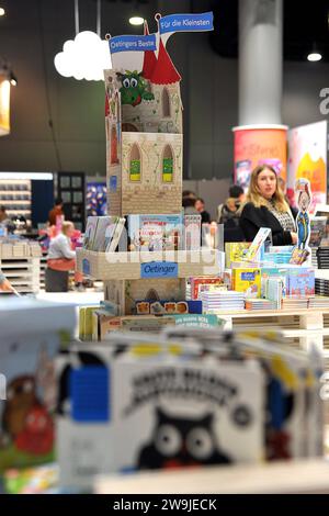 Frankfurter Buchmesse 2022. Besucher der Frankfurter Buchmesse am 19.10.2023. 20231019MWI106349 *** Frankfurter Buchmesse 2022 Besucher der Frankfurter Buchmesse am 19 10 2023 20231019MWI106349 Stockfoto