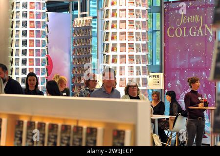Frankfurter Buchmesse 2022. Besucher der Frankfurter Buchmesse am 19.10.2023. 20231019MWI106340 *** Frankfurter Buchmesse 2022 Besucher der Frankfurter Buchmesse am 19 10 2023 20231019MWI106340 Stockfoto