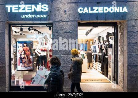 Madrid, Spanien. Dezember 2023. Fußgänger spazieren vorbei an der italienischen Modemarke Calzedonia in Spanien. (Foto: Xavi Lopez/SOPA Images/SIPA USA) Credit: SIPA USA/Alamy Live News Stockfoto
