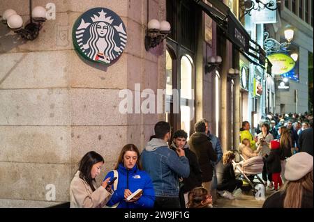 Madrid, Spanien. Dezember 2023. Gäste werden vor der amerikanischen multinationalen Starbucks Coffee Store in Spanien gesehen. (Foto: Xavi Lopez/SOPA Images/SIPA USA) Credit: SIPA USA/Alamy Live News Stockfoto