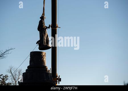 Arlington, Vereinigte Staaten von Amerika. Dezember 2023. Die Bronzestatue auf dem Confederate Memorial im Abschnitt 16 des Arlington National Cemetery wird während der Entfernung am 20. Dezember 2023 in Arlington, Virginia, mit einem Kran angehoben. Die Gedenkstätte zu Ehren von Mitgliedern der Konföderierten Staaten von Amerika wird in den New Market Battlefield State Historic Park verlegt. Kredit: Elizabeth Fraser/USA Army/Alamy Live News Stockfoto