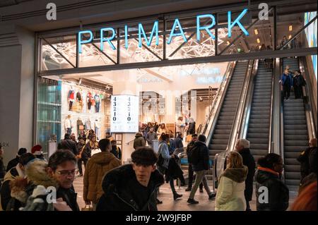 Madrid, Spanien. Dezember 2023. Käufer werden beim irischen Modehändler Primark Store in Spanien gesehen. (Credit Image: © Xavi Lopez/SOPA Images via ZUMA Press Wire) NUR REDAKTIONELLE VERWENDUNG! Nicht für kommerzielle ZWECKE! Stockfoto