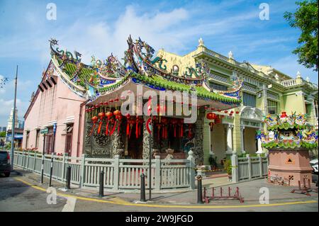 Sehr berühmter Tempel in Penang Malaysia mit sehr hellen Farben und Mosaik Stockfoto