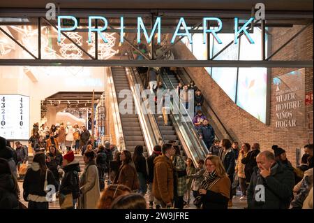 Madrid, Spanien. Dezember 2023. Käufer werden beim irischen Modehändler Primark Store in Spanien gesehen. (Credit Image: © Xavi Lopez/SOPA Images via ZUMA Press Wire) NUR REDAKTIONELLE VERWENDUNG! Nicht für kommerzielle ZWECKE! Stockfoto