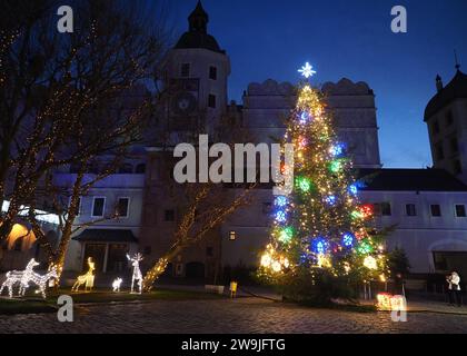 Herzogsschloss von Stettin (Burg der Pommerschen Herzöge) beleuchtet für Weihnachten und Festtage - Westpommern, Stettin Polen Stockfoto