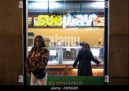 Madrid, Spanien. Dezember 2023. Kunden werden im amerikanischen Sandwich-Fast-Food-Restaurant Franchise Subway Store in Spanien gesehen. (Credit Image: © Xavi Lopez/SOPA Images via ZUMA Press Wire) NUR REDAKTIONELLE VERWENDUNG! Nicht für kommerzielle ZWECKE! Stockfoto