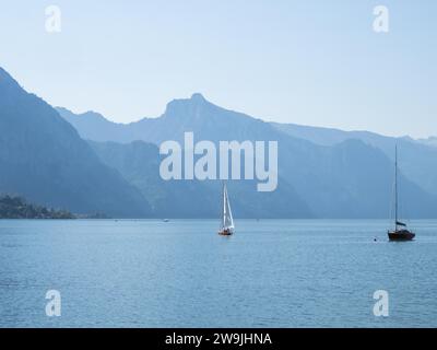 Segelboote auf dem Traunsee, bei Gmunden, Salzkammergut, Oberösterreich, Österreich Stockfoto