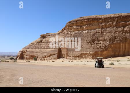 Touristenbuggy in Al Banat auf einer Tour durch Hegra in der Arabischen Wüste Stockfoto