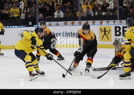 Stockholm 20231228GOTHENBURG, SCHWEDEN 20231228 der schwedische Otto Stenberg und der deutsche Michael Reich während der IIHF Juniorenweltmeisterschaft Gruppe A ICE Stockfoto