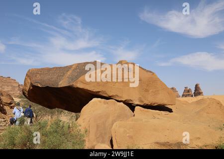 Touristen in Jabal Ikmah auf einer Tour durch Alula in Saudi-Arabien Stockfoto