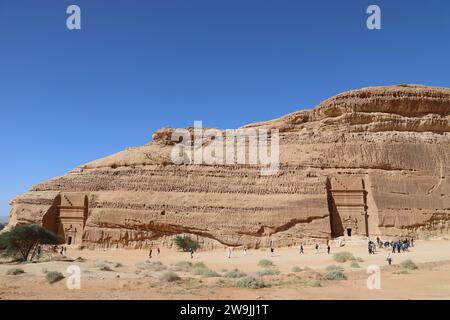 Die Gruppe besucht die Nabatäer-Gräber in Hegra in der Wüste Saudi-Arabiens Stockfoto