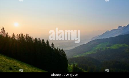Sonnenaufgang über nebeliger Berglandschaft mit Wald im Vordergrund, Gurnigelpass, Thunersee, Kanton Bern, Schweiz Stockfoto
