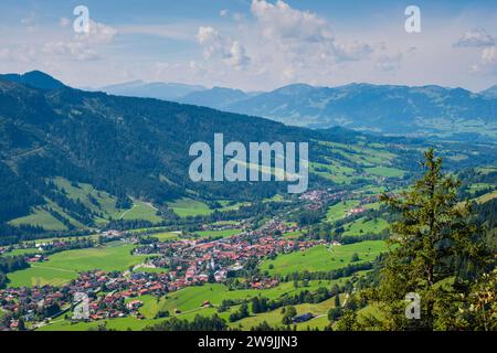 Panorama von Hirschberg, 1456m, ins Ostrachtal mit Bad Hindelang und Imberger Horn, 1656m, Oberallgaeu, Allgaeu, Schwaben, Bayern, Deutschland Stockfoto