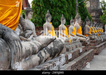 Buddha-Statuen rund um das große Chedi Chaya Mongkol, Wat Yai Chai Mongkon, Ayutthaya, Thailand Stockfoto