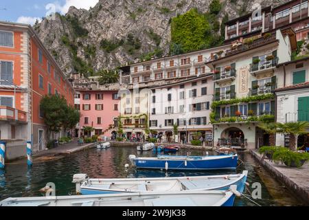 Häuser und Fischerboote im alten Hafen von Limone sul Garda, Gardasee, Provinz Brescia, Lombardei, Oberitalien, Italien Stockfoto