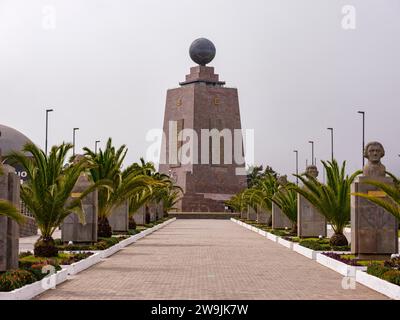 Äquatordenkmal Ciudad Mitad del Mundo, das Zentrum der Welt, Denkmal mit Globus, Quito, Provinz Pichincha, Ecuador Stockfoto