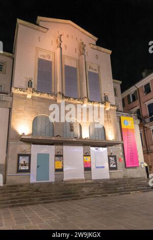 La Spezia, Italien, 27. Juli 2023. Das Theater befindet sich in der Einkaufsstraße von Sassari Stockfoto