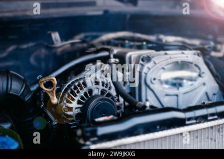 Generator in einem Auto in der Nähe eines Verbrennungsmotors, Autoreparatur Stockfoto