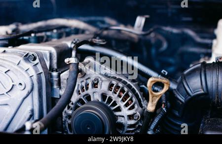 Generator in einem Auto in der Nähe eines Verbrennungsmotors, Autoreparatur Stockfoto