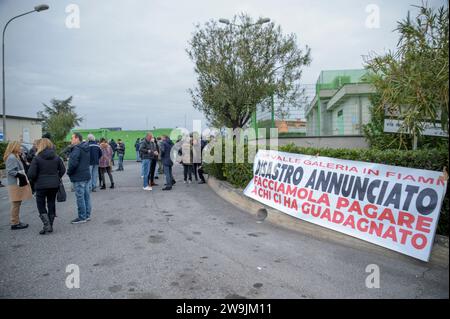 Rom, Italien. Dezember 2023. Das Banner mit den Sätzen „TMB of Valle Galeria on Fire, Desaster angekündigt, lasst uns diejenigen machen, die bezahlt haben“, das während des Sit-in des Valle Galeria Libera Komitees vor der Malagrotta-Abfallentsorgungsanlage in Rom gezeigt wurde. Die Bewohner des Valle Galeria gehen am Tag des Besuchs der parlamentarischen Kommission für Ecomafias in Malagrotta auf die Straße in einem vom Valle Galeria Libera Komitee organisierten Sit-in vor der TMB-Anlage (biologische mechanische Abfallbehandlung) in Malagrotta in Rom. Die Anlage wurde in Recen beschädigt Stockfoto