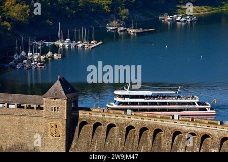 Erhöhter Blick auf den Ederdamm mit der Staumauer und dem Ausflugsboot Edersee Star auf dem Edersee, Edertal, Hessen, Deutschland Stockfoto