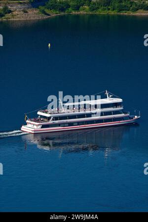 Aus der Vogelperspektive des Ausflugsbootes Edersee Star auf dem Edersee, Edertalsperre, Bezirk Waldeck-Frankenberg, Hessen, Deutschland Stockfoto