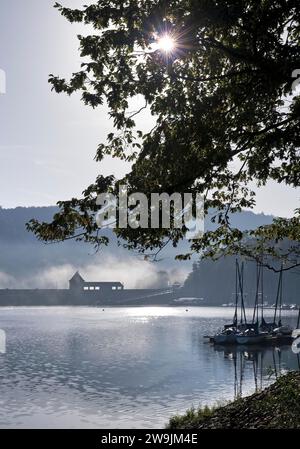 Ederdamm mit Staumauer und Sportbooten am Edersee, Edertal, Bezirk Waldeck-Frankenberg, Hessen, Deutschland Stockfoto