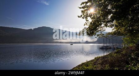 Ederdamm mit Staumauer und Sportbooten am Edersee, Edertal, Bezirk Waldeck-Frankenberg, Hessen, Deutschland Stockfoto