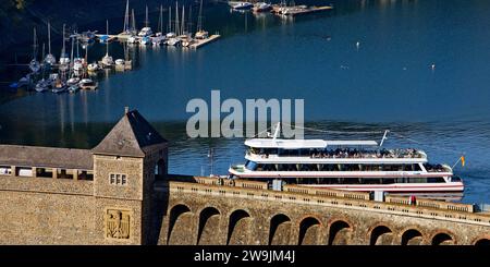 Erhöhter Blick auf den Ederdamm mit der Staumauer und dem Ausflugsboot Edersee Star auf dem Edersee, Edertal, Hessen, Deutschland Stockfoto