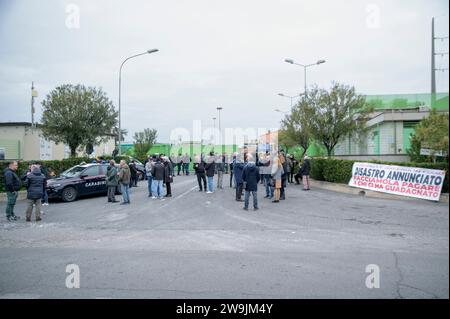 Rom, Italien. Dezember 2023. Das Banner mit den Phrasen "TMB of Valle Galeria on Fire, Desaster angekündigt, lassen Sie uns diejenigen, die bezahlt haben, während des vom Valle Galeria Libera-Komitee organisierten Sit-in vor der Malagrotta-Abfallentsorgungsanlage in Rom zeigen. die Bewohner des Valle Galeria gehen auf die Straße in dem Sit-in, das vom Valle Galeria Libera-Komitee vor dem organisiert wird TMB-Anlage (biologische Mechanische Abfallbehandlung) in Malagrotta in Rom am Tag des Besuchs der Parlamentarischen Kommission für Ecomafias. Die Anlage wurde kürzlich beschädigt Stockfoto