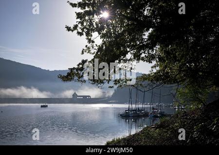 Ederdamm mit Staumauer und Sportbooten am Edersee, Edertal, Bezirk Waldeck-Frankenberg, Hessen, Deutschland Stockfoto