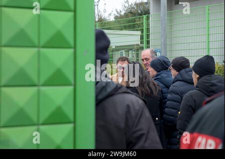 Rom, Italien. Dezember 2023. Ein Vertreter des Valle Galeria Libera-Ausschusses während des Gesprächs mit dem Präsidenten der Parlamentarischen Kommission für Öko-Mafias anlässlich des Sit-in-Protestes vor der Abfallentsorgungsanlage Malagrotta in Rom. Die Bewohner des Valle Galeria gehen am Tag des Besuchs der parlamentarischen Kommission für Ecomafias in Malagrotta auf die Straße in einem vom Valle Galeria Libera Komitee organisierten Sit-in vor der TMB-Anlage (biologische mechanische Abfallbehandlung) in Malagrotta in Rom. Das Werk wurde in der letzten Zeit beschädigt Stockfoto