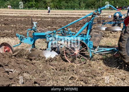 Drayton.Somerset.United Kingdom.19. August 2023.ein antiker Pflug wird bei einem Pflügen auf einer Yesterdays-Landwirtschaftsveranstaltung verwendet Stockfoto