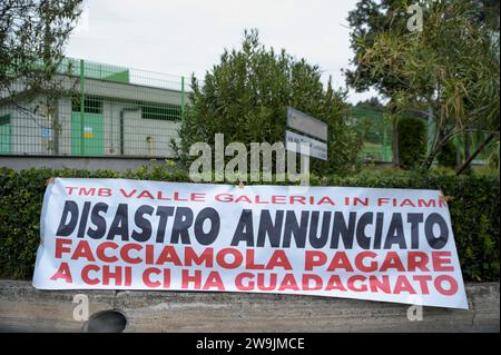 Rom, Italien. Dezember 2023. Das Banner mit den Sätzen „TMB of Valle galeria on Fire, Desaster angekündigt, lasst uns diejenigen machen, die bezahlt haben“, das während des Sit-in des Valle Galeria Libera Komitees vor der Malagrotta-Abfallentsorgungsanlage in Rom gezeigt wurde. Die Bewohner des Valle Galeria gehen am Tag des Besuchs der parlamentarischen Kommission für Ecomafias in Malagrotta auf die Straße in einem vom Valle Galeria Libera Komitee organisierten Sit-in vor der TMB-Anlage (biologische mechanische Abfallbehandlung) in Malagrotta in Rom. Die Anlage wurde in Recen beschädigt Stockfoto