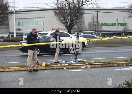 Paramus, Usa. Dezember 2023. Die Behörden sammelten Beweise am Tatort. Die Polizei sucht nach einem Fahrzeug und seinem Fahrer, nachdem der Fahrer bei einem Verkehrsunfall auf der Route 4 in östlicher Richtung einen anderen Fahrer erstochen hat. Das Opfer, das einen Lieferwagen fuhr, wurde zweimal in den Rücken und einmal auf den Arm gestochen und das Opfer befindet sich derzeit in stabilem Zustand. Die Behörden sammelten Beweise am Tatort. Quelle: SOPA Images Limited/Alamy Live News Stockfoto