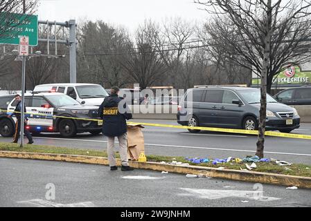 Paramus, Usa. Dezember 2023. Die Behörden sammelten Beweise am Tatort. Die Polizei sucht nach einem Fahrzeug und seinem Fahrer, nachdem der Fahrer bei einem Verkehrsunfall auf der Route 4 in östlicher Richtung einen anderen Fahrer erstochen hat. Das Opfer, das einen Lieferwagen fuhr, wurde zweimal in den Rücken und einmal auf den Arm gestochen und das Opfer befindet sich derzeit in stabilem Zustand. Die Behörden sammelten Beweise am Tatort. Quelle: SOPA Images Limited/Alamy Live News Stockfoto