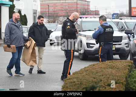 Paramus, Usa. Dezember 2023. Die Behörden sammelten Beweise am Tatort. Die Polizei sucht nach einem Fahrzeug und seinem Fahrer, nachdem der Fahrer bei einem Verkehrsunfall auf der Route 4 in östlicher Richtung einen anderen Fahrer erstochen hat. Das Opfer, das einen Lieferwagen fuhr, wurde zweimal in den Rücken und einmal auf den Arm gestochen und das Opfer befindet sich derzeit in stabilem Zustand. Die Behörden sammelten Beweise am Tatort. Quelle: SOPA Images Limited/Alamy Live News Stockfoto