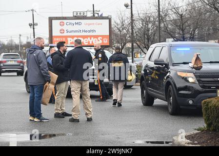 Paramus, Usa. Dezember 2023. Die Behörden sammelten Beweise am Tatort. Die Polizei sucht nach einem Fahrzeug und seinem Fahrer, nachdem der Fahrer bei einem Verkehrsunfall auf der Route 4 in östlicher Richtung einen anderen Fahrer erstochen hat. Das Opfer, das einen Lieferwagen fuhr, wurde zweimal in den Rücken und einmal auf den Arm gestochen und das Opfer befindet sich derzeit in stabilem Zustand. Die Behörden sammelten Beweise am Tatort. Quelle: SOPA Images Limited/Alamy Live News Stockfoto