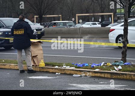 Paramus, Usa. Dezember 2023. Die Behörden sammelten Beweise am Tatort. Die Polizei sucht nach einem Fahrzeug und seinem Fahrer, nachdem der Fahrer bei einem Verkehrsunfall auf der Route 4 in östlicher Richtung einen anderen Fahrer erstochen hat. Das Opfer, das einen Lieferwagen fuhr, wurde zweimal in den Rücken und einmal auf den Arm gestochen und das Opfer befindet sich derzeit in stabilem Zustand. Die Behörden sammelten Beweise am Tatort. Quelle: SOPA Images Limited/Alamy Live News Stockfoto