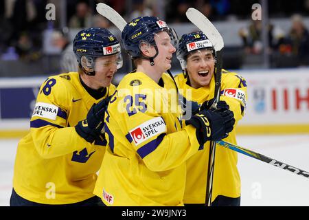 Stockholm 20231228GOTHENBURG, SCHWEDEN 20231228 die schwedischen Filip Bystedt, Otto Stenberg und Noah Östlund feiern den Sieg während der IIHF World Junior C Stockfoto