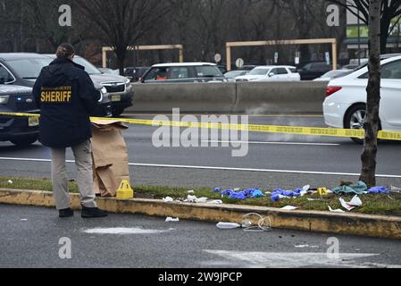 Paramus, Usa. Dezember 2023. Die Behörden sammelten Beweise am Tatort. Die Polizei sucht nach einem Fahrzeug und seinem Fahrer, nachdem der Fahrer bei einem Verkehrsunfall auf der Route 4 in östlicher Richtung einen anderen Fahrer erstochen hat. Das Opfer, das einen Lieferwagen fuhr, wurde zweimal in den Rücken und einmal auf den Arm gestochen und das Opfer befindet sich derzeit in stabilem Zustand. Die Behörden sammelten Beweise am Tatort. (Foto: Kyle Mazza/SOPA Images/SIPA USA) Credit: SIPA USA/Alamy Live News Stockfoto